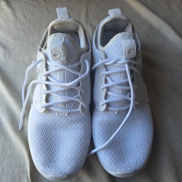 White Nike Sneakers 7.5 - Picture 3 of 5